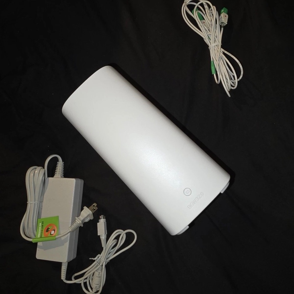 White BGW320 Router with Cables - Picture 5 of 9